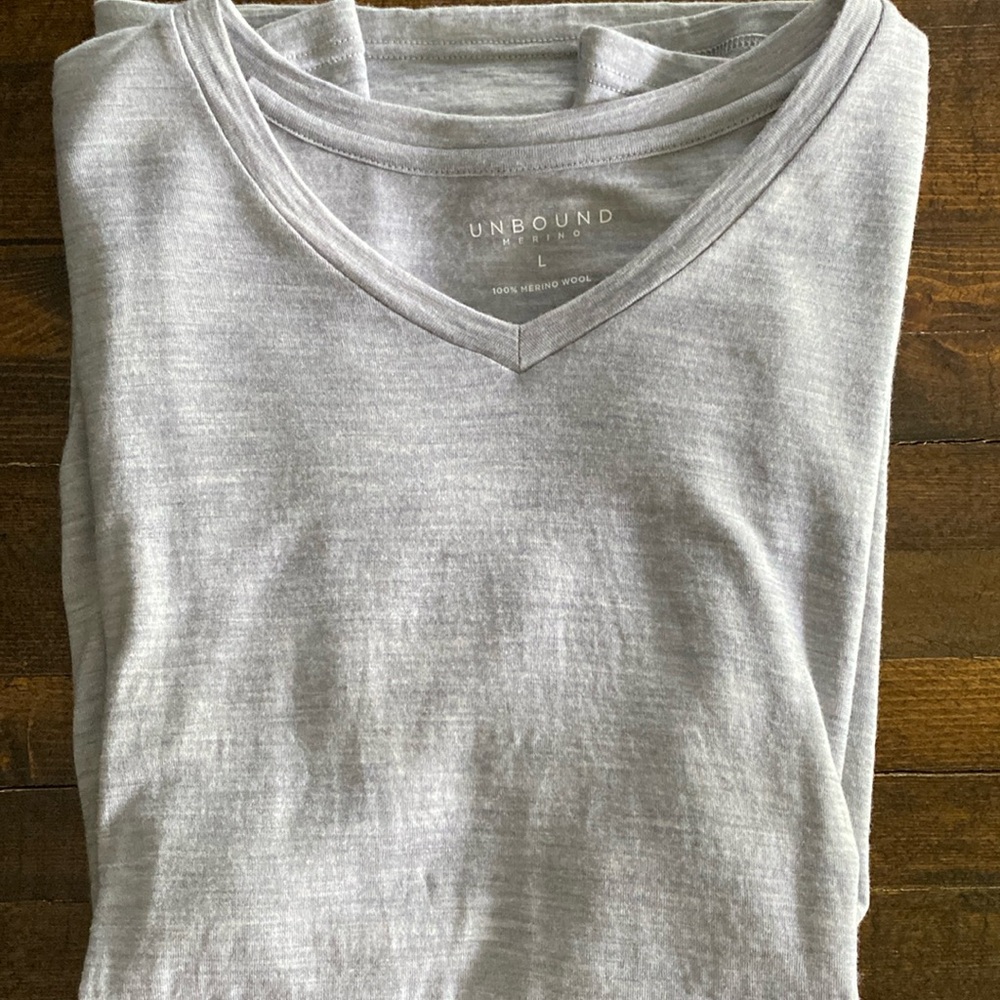 Men’s Unbound Merino gray tee. Size Large. Excellent condition